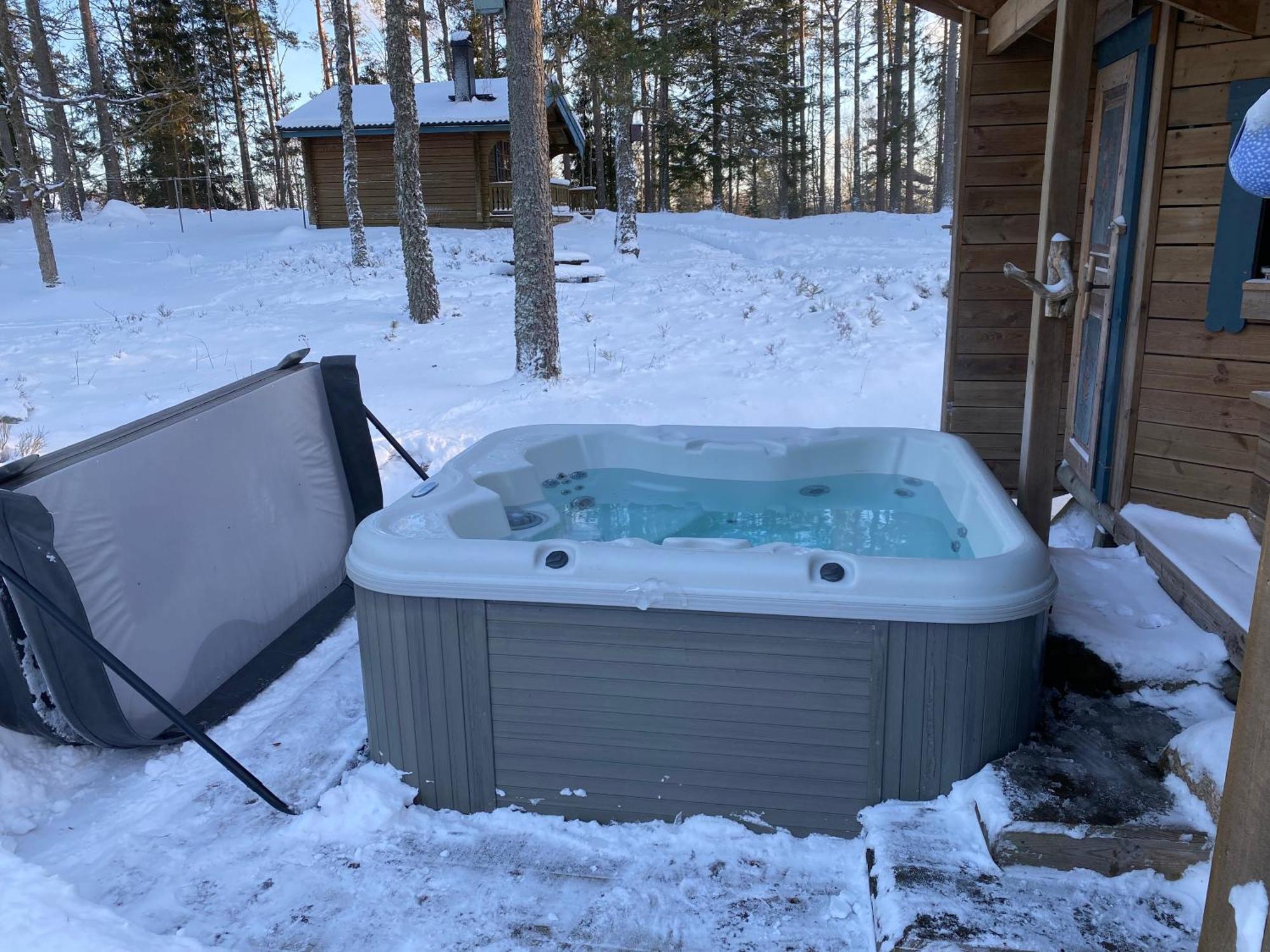 Timrad Stuga I Kanten Av Skogen Med Spa Moejlighet Mullsjö المظهر الخارجي الصورة