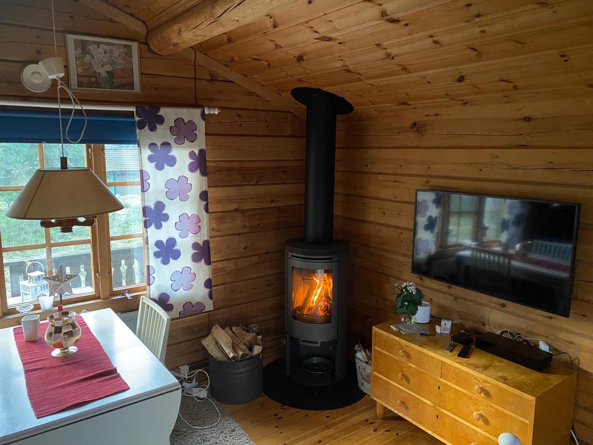 Timrad Stuga I Kanten Av Skogen Med Spa Moejlighet Mullsjö المظهر الخارجي الصورة